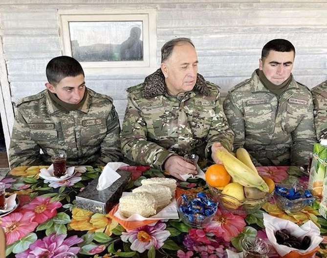 Azərbaycan Ordusunun Baş Qərargah rəisi Şuşada hərbçilərə tapşırıqlar verdi — FOTO Azərbaycan Ordusunun Baş Qərargah rəisi Şuşada hərbçilərə tapşırıqlar verdi — FOTO