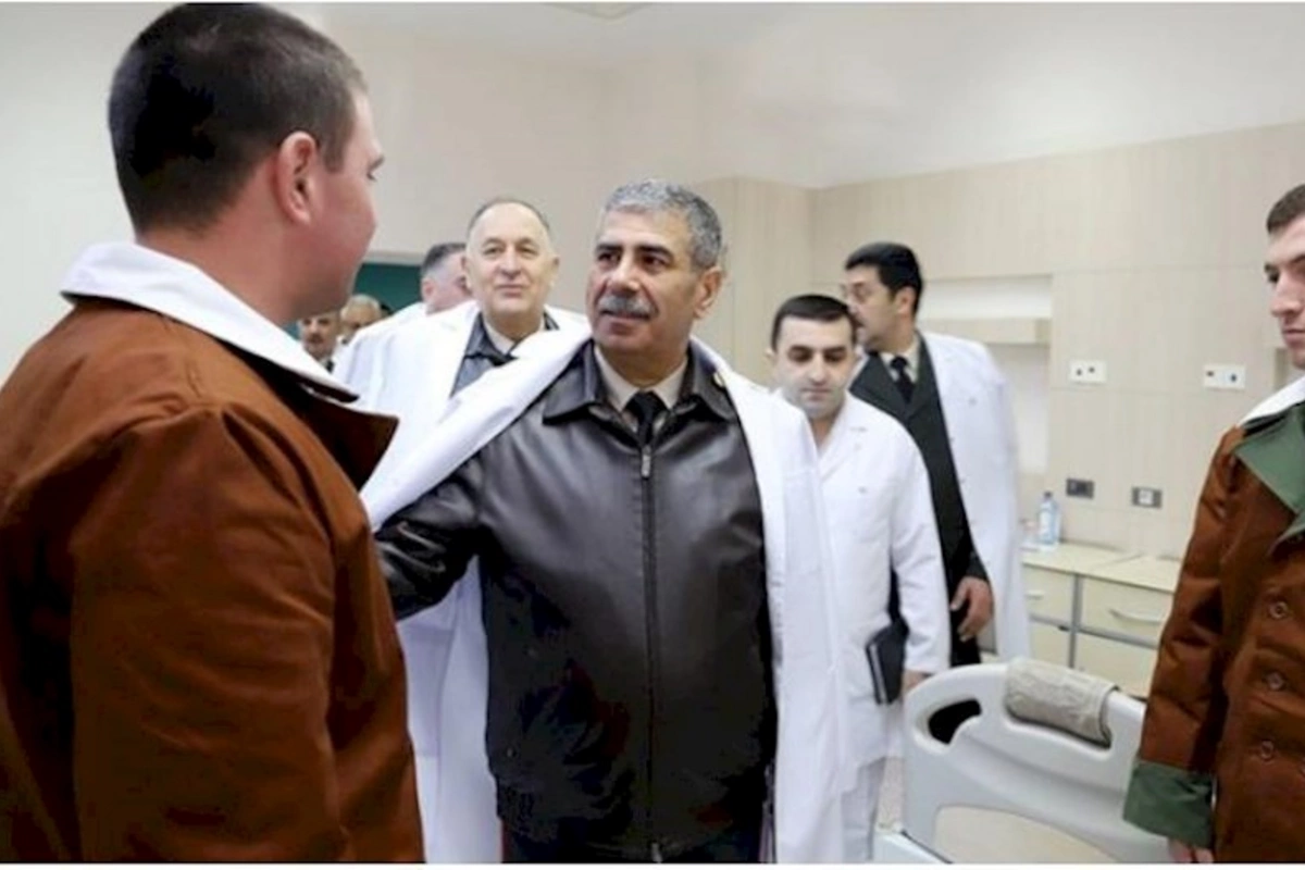 Zakir Həsənov hospitalda müalicə olunan hərbçilərlə görüşdü