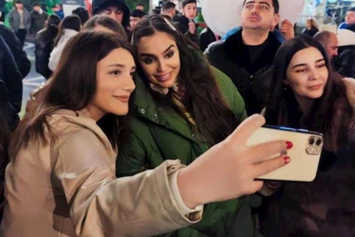 Leyla Əliyeva paytaxt sakinləri ilə görüşüb — FOTO