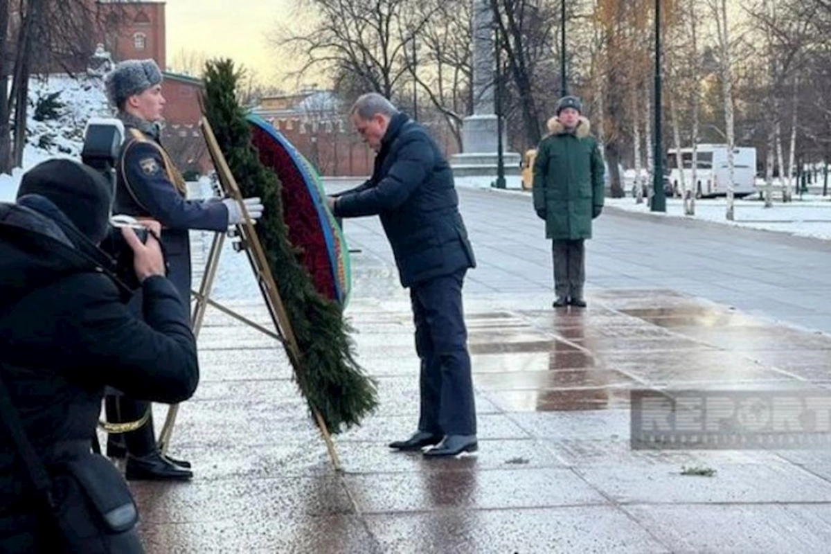 Ceyhun Bayramov Moskvada naməlum əsgərin məzarı önünə əklil qoyub — FOTO