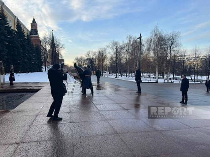 Ceyhun Bayramov Moskvada naməlum əsgərin məzarı önünə əklil qoyub — FOTO