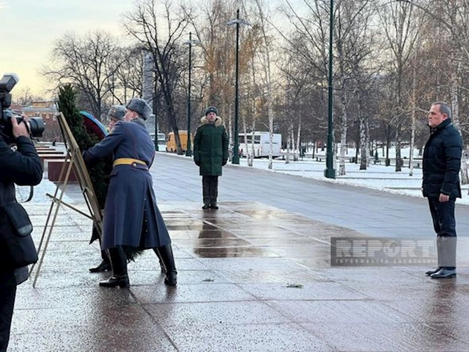 Ceyhun Bayramov Moskvada naməlum əsgərin məzarı önünə əklil qoyub — FOTO