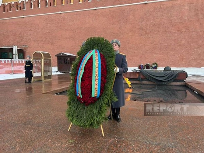 Ceyhun Bayramov Moskvada naməlum əsgərin məzarı önünə əklil qoyub — FOTO