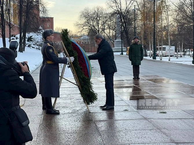 Ceyhun Bayramov Moskvada naməlum əsgərin məzarı önünə əklil qoyub — FOTO