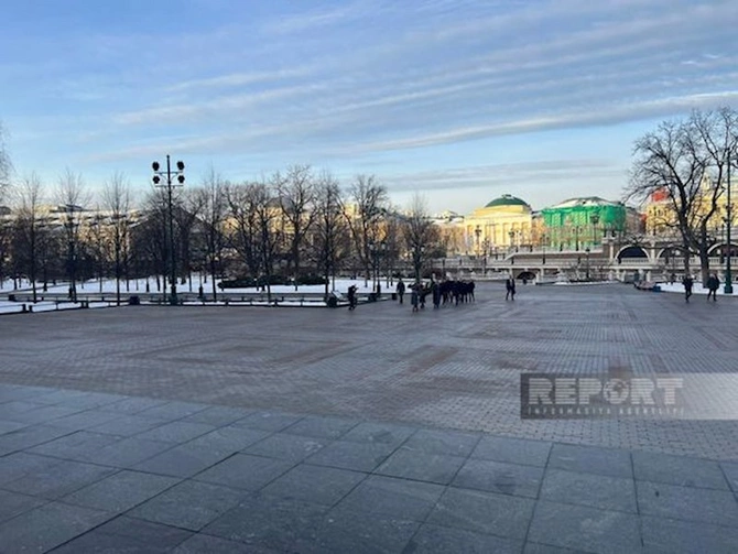 Ceyhun Bayramov Moskvada naməlum əsgərin məzarı önünə əklil qoyub — FOTO