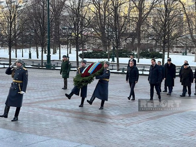 Ceyhun Bayramov Moskvada naməlum əsgərin məzarı önünə əklil qoyub — FOTO