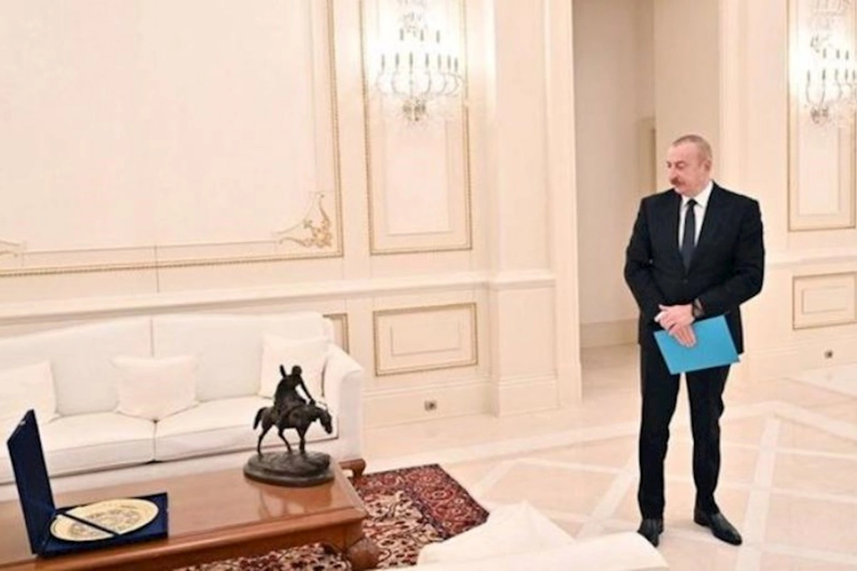 Əziz Əliyevin vaxtilə iş otağında olan heykəltəraşlıq əsəri İlham Əliyevə təqdim edildi — FOTO
