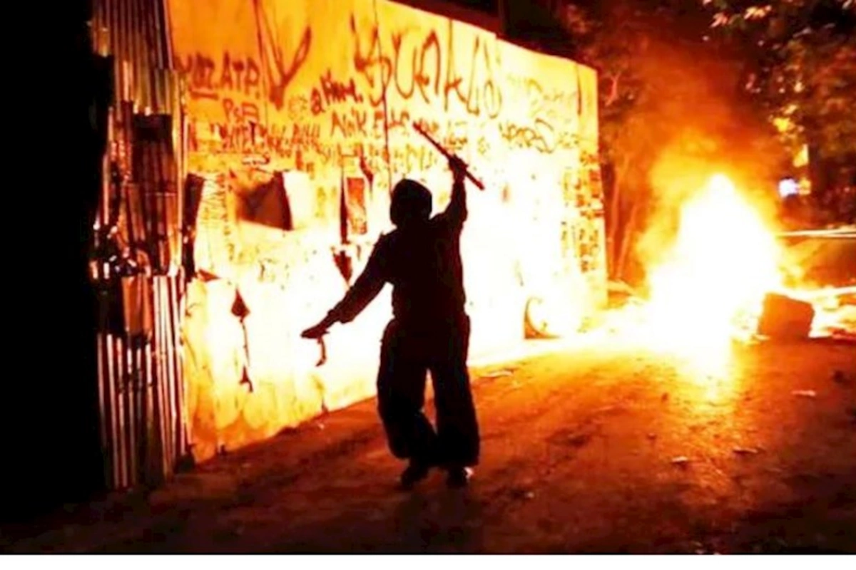 Yunanıstanda etiraz aksiyası — Polisə molotov kokteyli atıldı