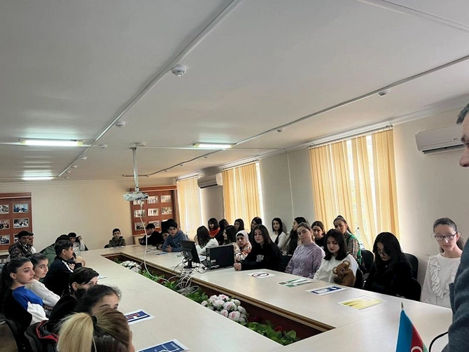 Elməddin Muradlı tələbələrlə görüşüb yol hərəkəti qaydalardan danışdı — VİDEO/FOTO