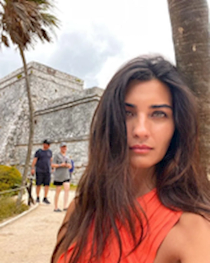 Tuba Büyüküstün qızları ilə birgə ölkəni tərk etdi — FOTO Tuba Büyüküstün qızları ilə birgə ölkəni tərk etdi — FOTO