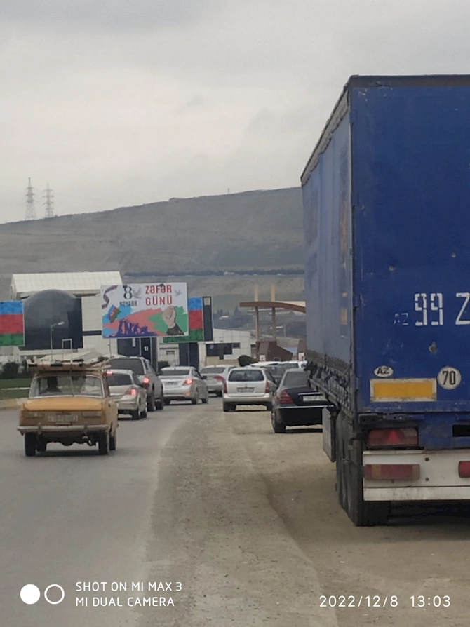 Meyvəli dairəsində sürücüləri tələyə salan yük maşını dayanıb — DİQQƏT