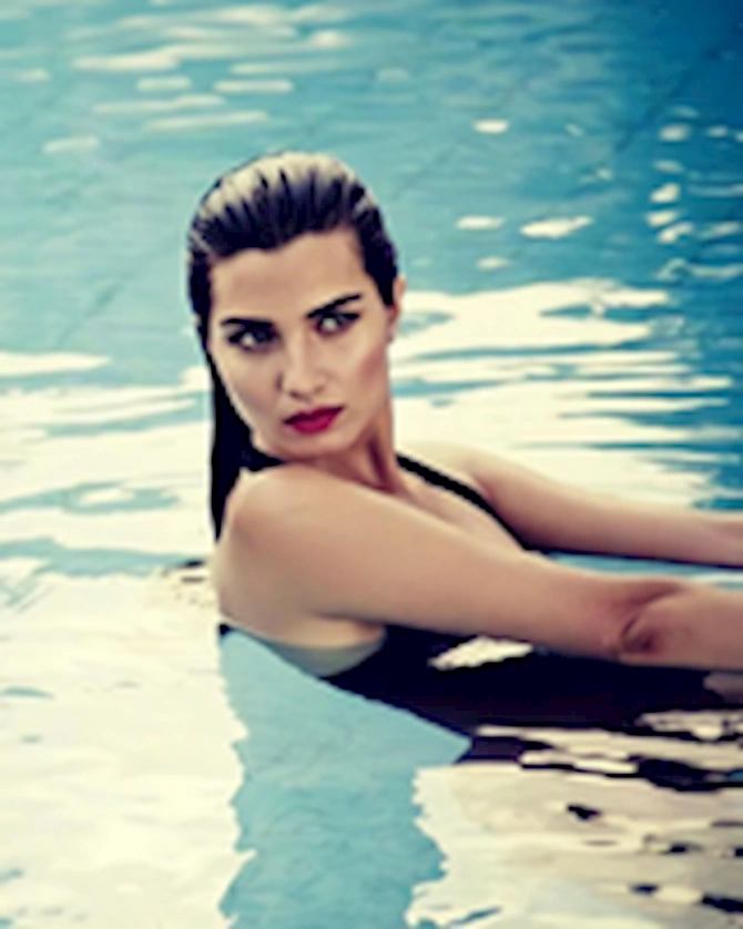 Tuba Büyüküstün qızları ilə birgə ölkəni tərk etdi — FOTO Tuba Büyüküstün qızları ilə birgə ölkəni tərk etdi — FOTO
