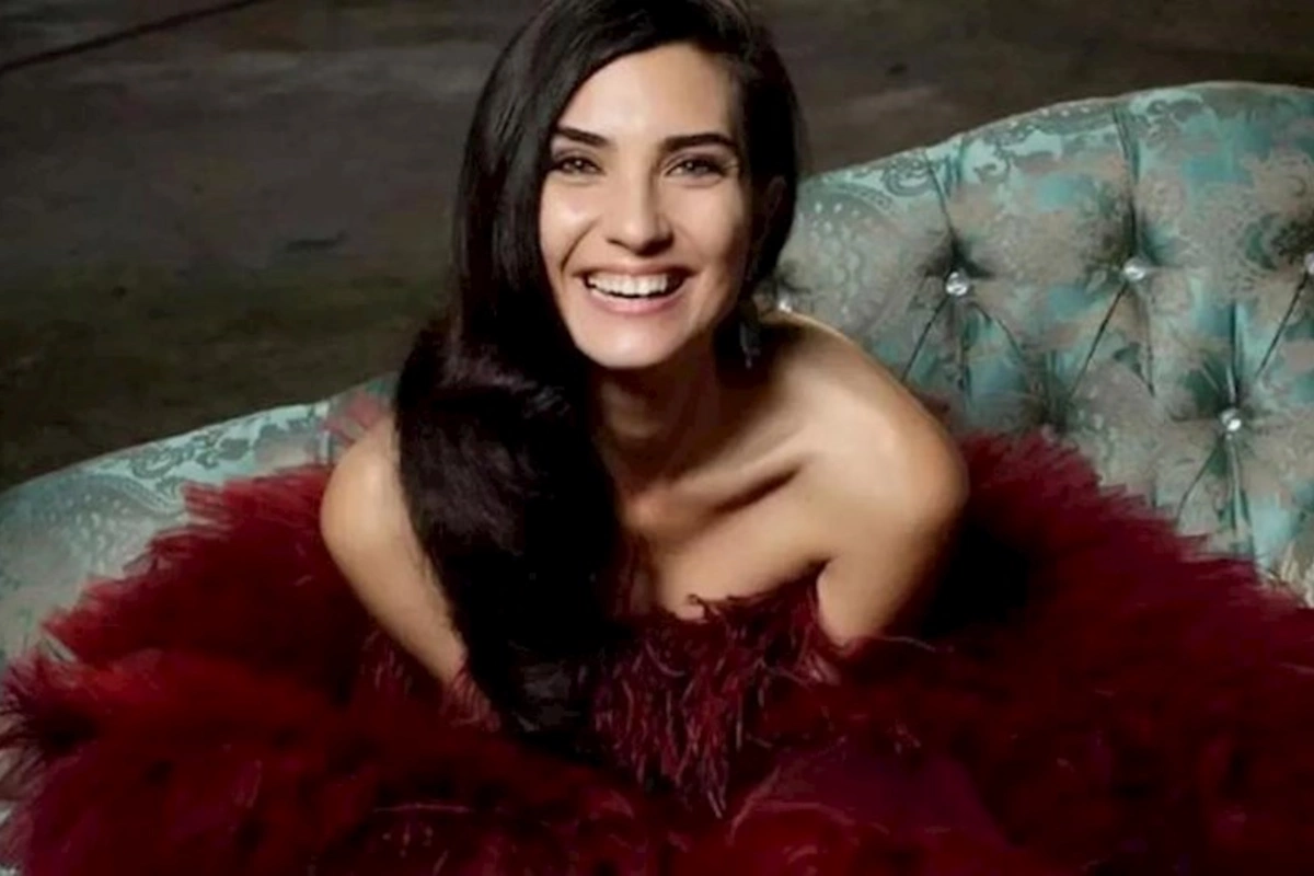 Tuba Büyüküstün qızları ilə birgə ölkəni tərk etdi — FOTO