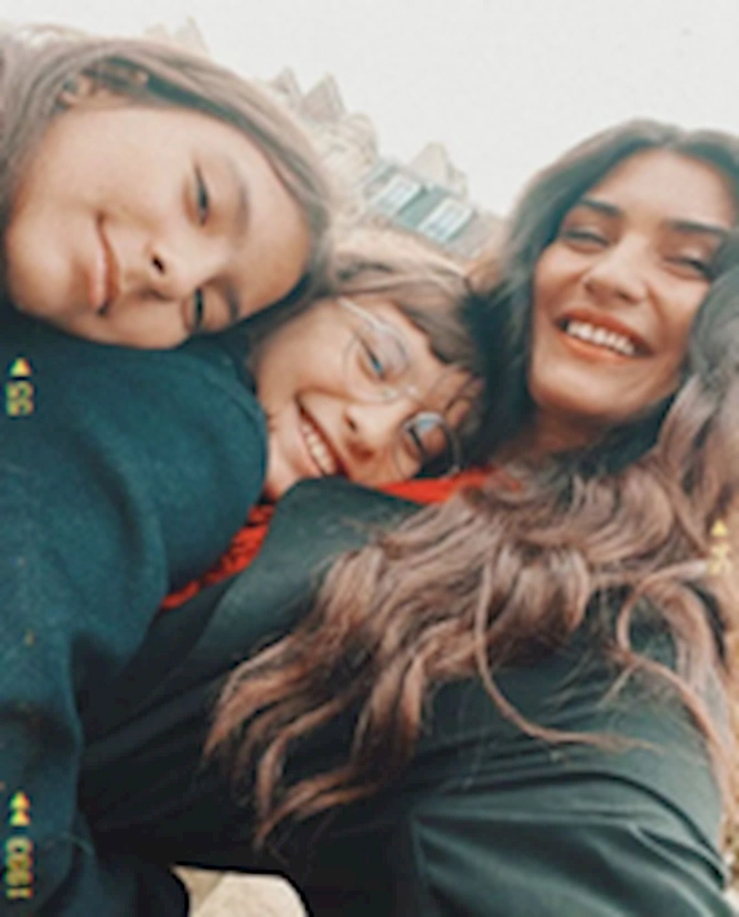 Tuba Büyüküstün qızları ilə birgə ölkəni tərk etdi — FOTO Tuba Büyüküstün qızları ilə birgə ölkəni tərk etdi — FOTO