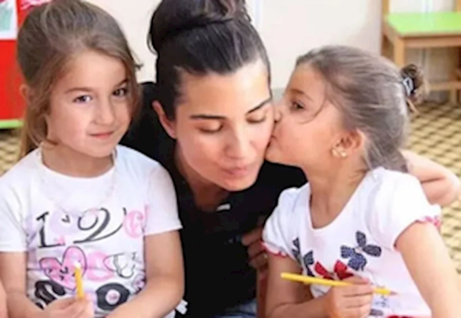 Tuba Büyüküstün qızları ilə birgə ölkəni tərk etdi — FOTO Tuba Büyüküstün qızları ilə birgə ölkəni tərk etdi — FOTO