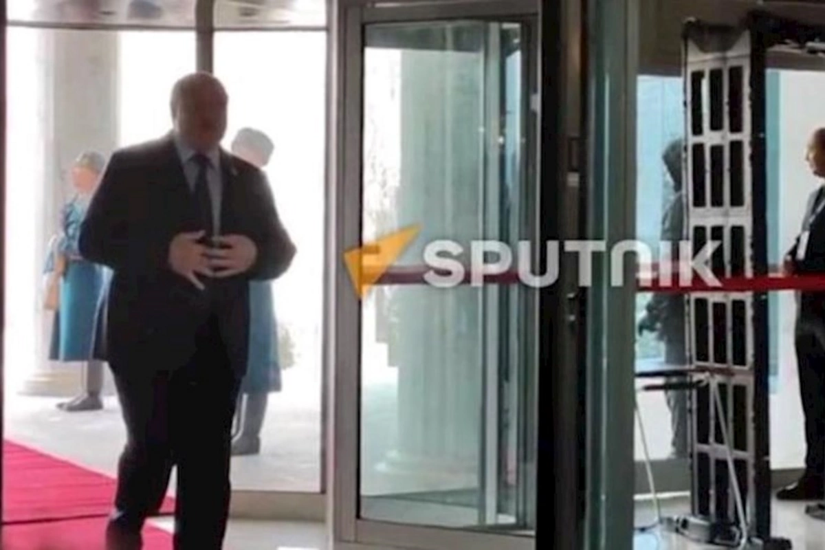 Lukaşenko: “Mercedes” zəif işləyir, piyada gəldim — VİDEO