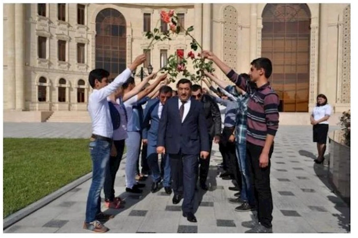 Qızılgül çələngi ilə gündəmə gəlmiş keçmiş başçı yüksək vəzifəyə təyin oluna bilər