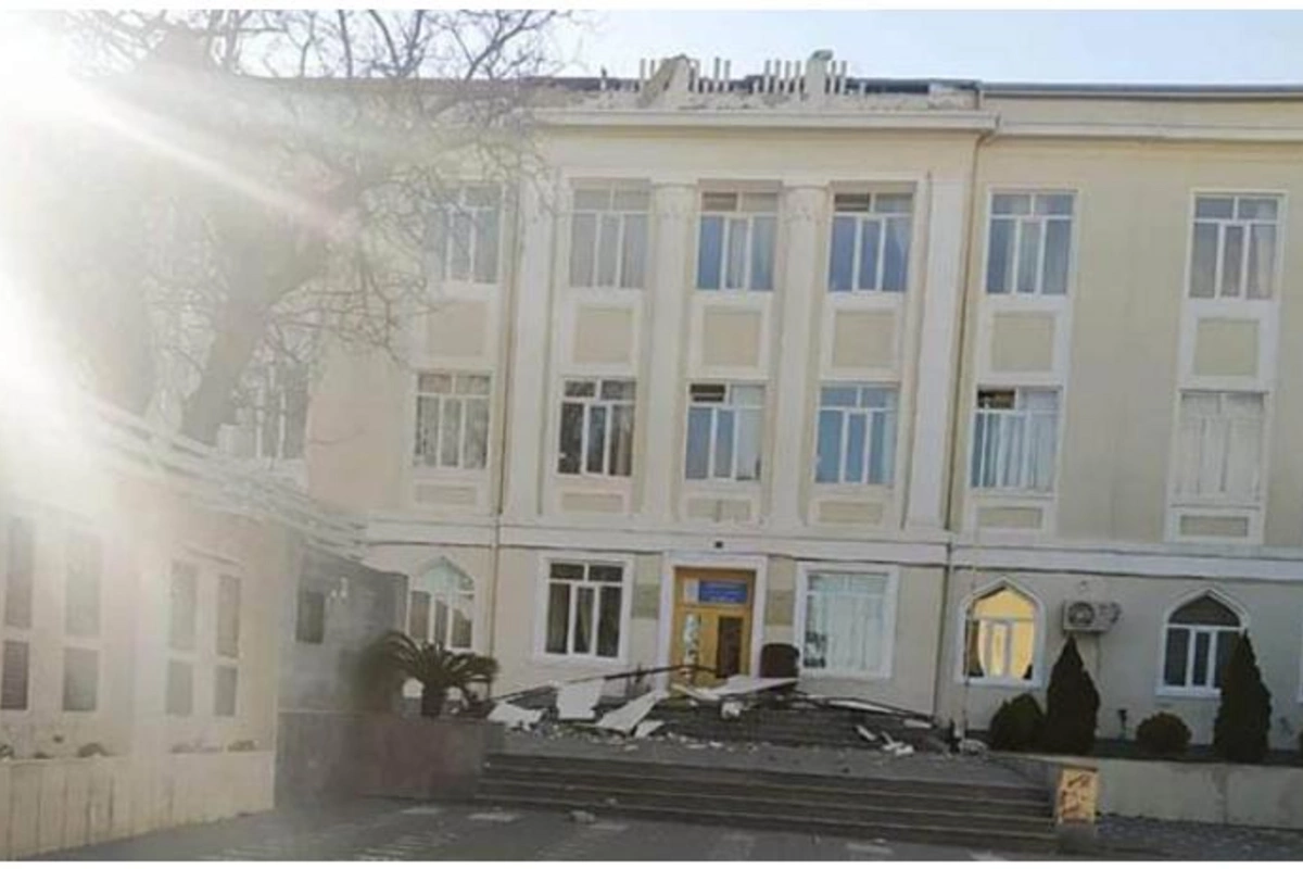 Bakıda güclü külək məktəbin damını uçurdu