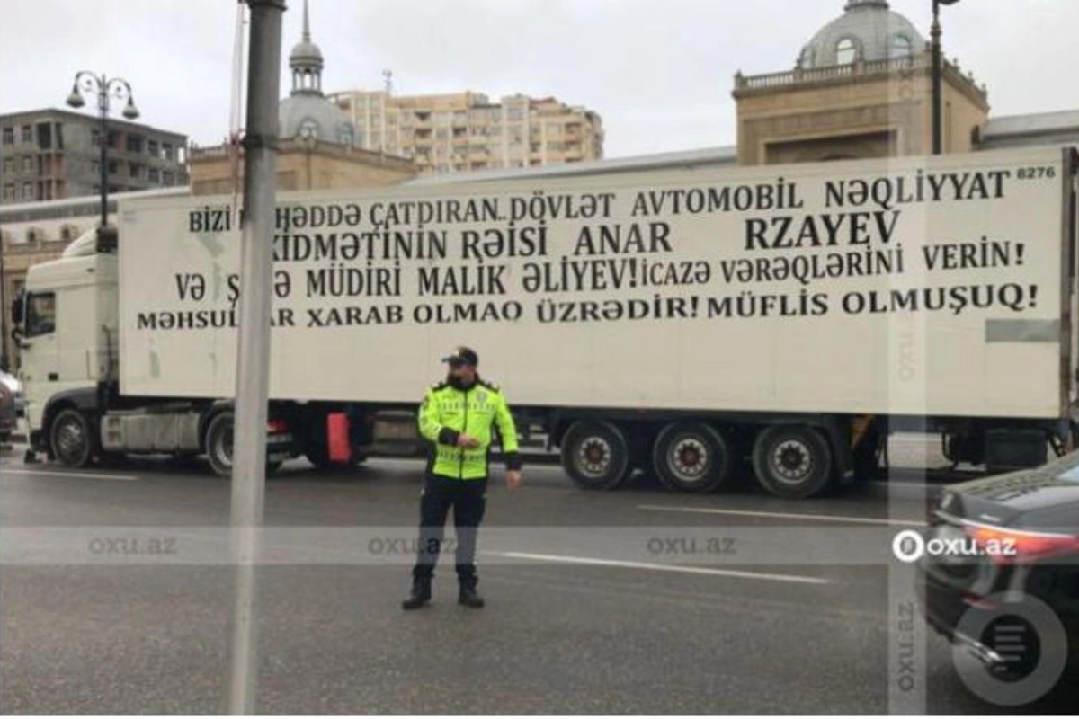 Etiraz etdikləri məmurların adını “TIR”lara yazıb, yolu kəsdilər — VİDEO