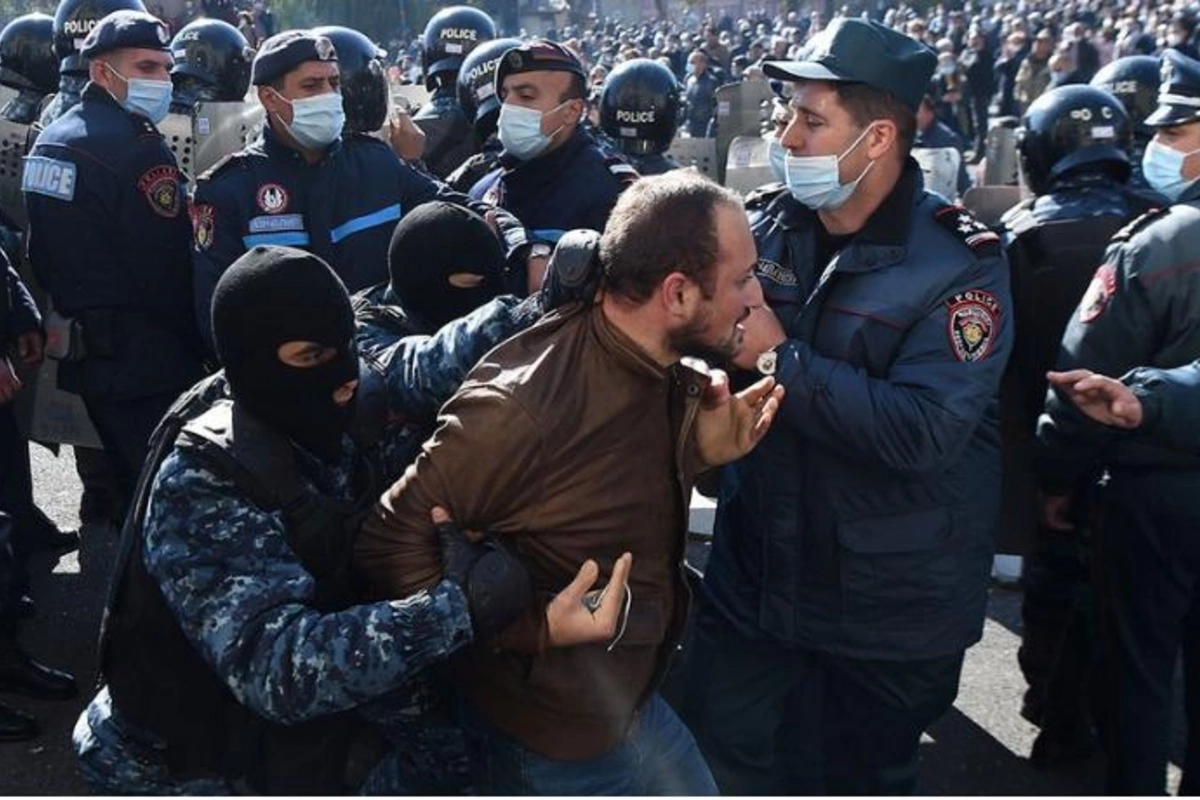 Ermənistanda polislə etirazçılar arasında əlbəyaxa dava düşdü