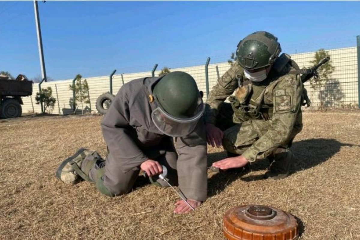 Türkiyəli mütəxəssislər Azərbaycan hərbçilərinə minatəmizləmə təlimləri keçirlər — FOTOLAR