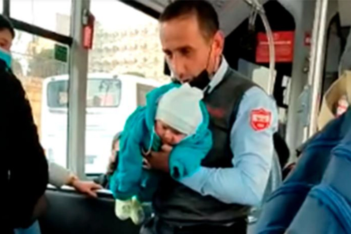 Avtobus sürücüsü ağlayan körpəni belə sakitləşdirdi — VİDEO