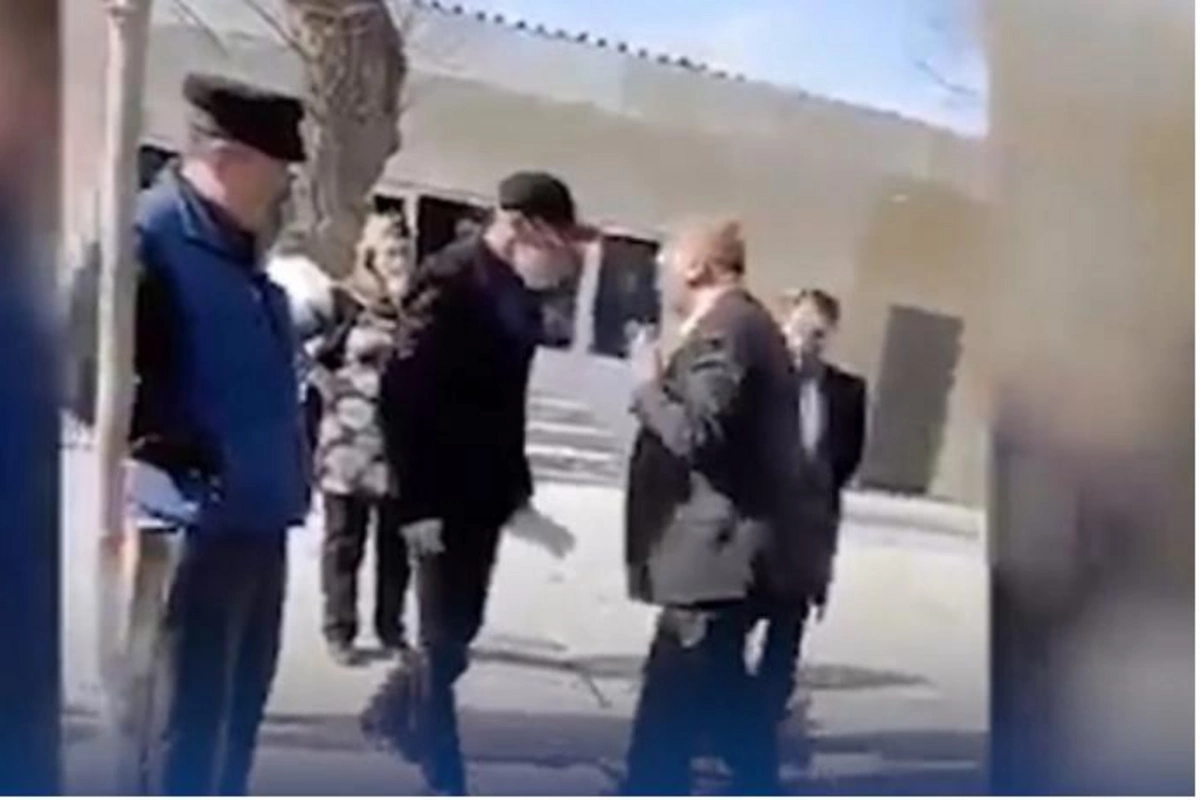 Rasim Məmmədovun qazini təhqir etdiyi yerdə videosu yayıldı — Üzünə tüpürübmüş