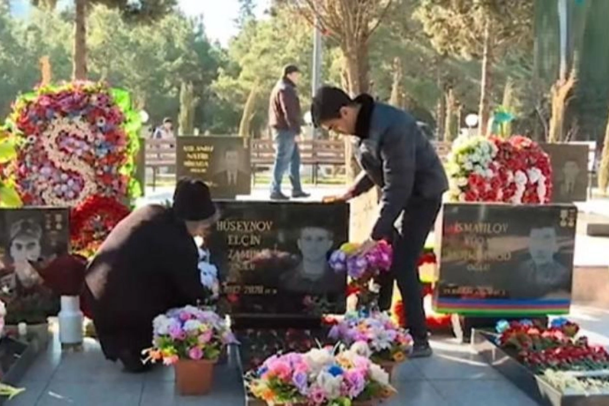 Hər gün təmənnasız şəhidlərin məzarlarını təmizləyir — VİDEO