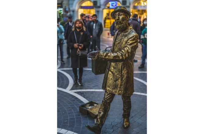 “Heykəlin içində insan olmaq asan deyil” — “Tarqovı”da gəzən canlı heykəl (FOTOLAR+ÖZƏL) “Heykəlin içində insan olmaq asan deyil” — “Tarqovı”da gəzən canlı heykəl (FOTOLAR+ÖZƏL)