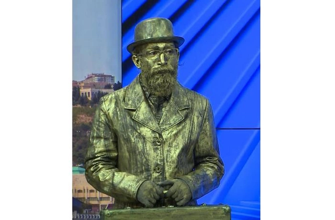“Heykəlin içində insan olmaq asan deyil” — “Tarqovı”da gəzən canlı heykəl (FOTOLAR+ÖZƏL) “Heykəlin içində insan olmaq asan deyil” — “Tarqovı”da gəzən canlı heykəl (FOTOLAR+ÖZƏL)