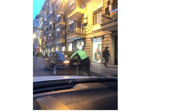 Bakıda yol polisindən nümunəvi hərəkət — FOTO (ÖZƏL)