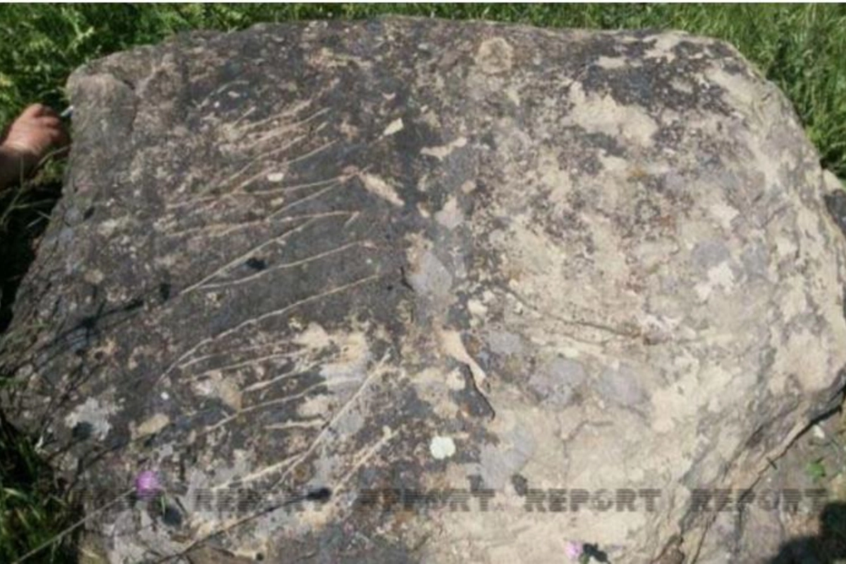 Cəlilabadda 2 500 yaşı olan daş salnamə tapılıb