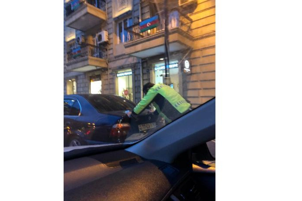 Bakıda yol polisindən nümunəvi hərəkət — FOTO (ÖZƏL)