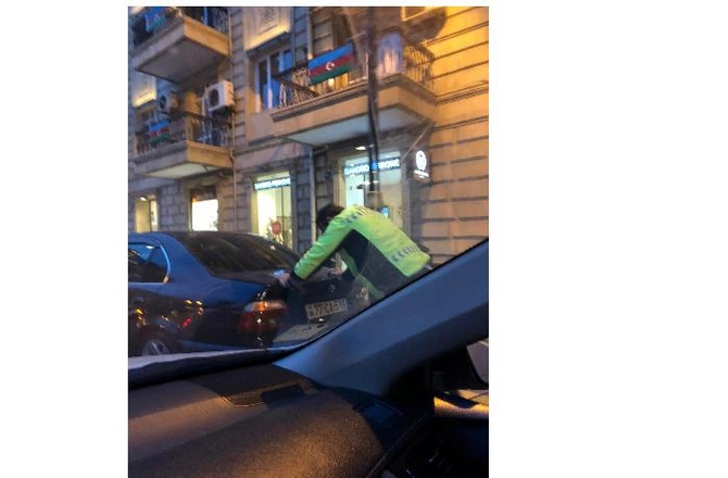 Bakıda yol polisindən nümunəvi hərəkət — FOTO (ÖZƏL)