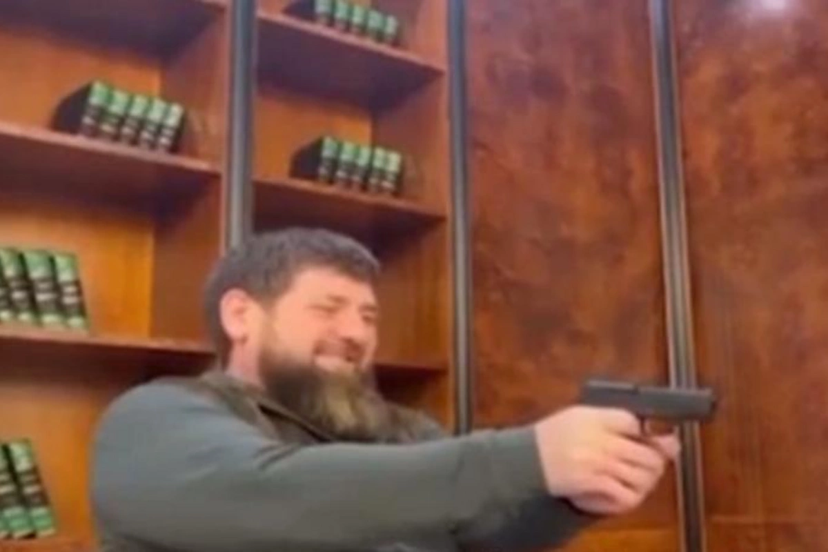Ramzan Kadırov canlı yayıma tapança ilə çıxdı — VİDEO