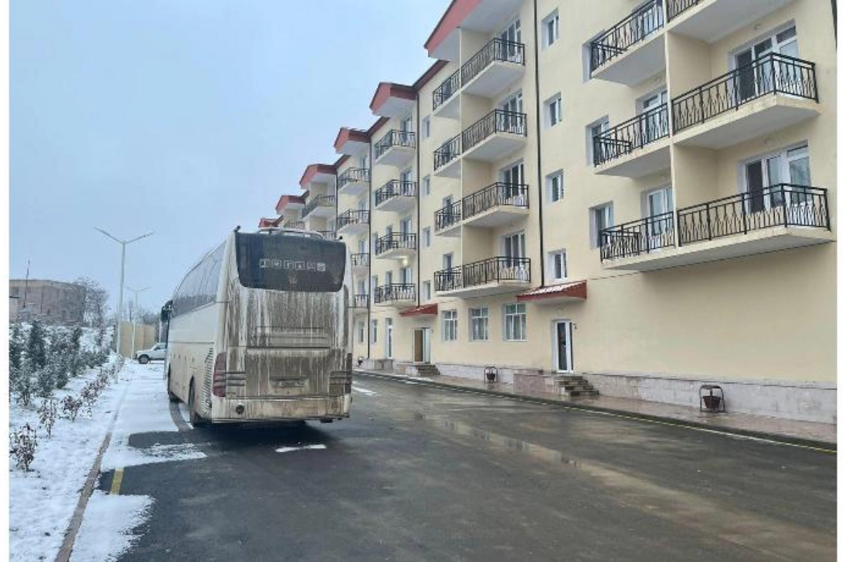 Qarlı havaya görə Şuşanı tərk edə bilməyən avtobus Bakıya yola düşdü — FOTOLAR