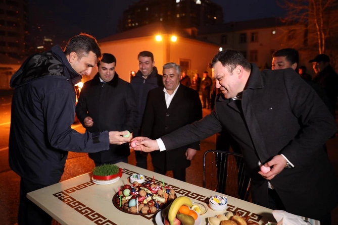 “Azəriqaz” rəhbərliyi yumurta döyüşdürdü — FOTOLAR “Azəriqaz” rəhbərliyi yumurta döyüşdürdü — FOTOLAR