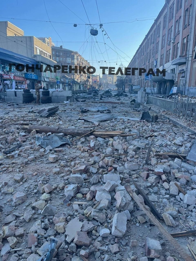 Azərbaycanın Ukraynadakı səfirliyinin binasının ətrafına raket zərbələri endirildi — FOTO Azərbaycanın Ukraynadakı səfirliyinin binasının ətrafına raket zərbələri endirildi — FOTO