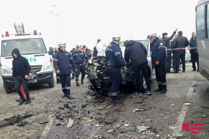 Mikroavtobus minik avtomobili ilə toqquşdu, 13 nəfər yaralandı