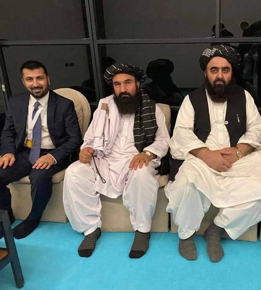 “Taliban” nümayəndəsinin bu hərəkəti sosial mediada gündəm oldu — FOTOLAR