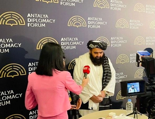 “Taliban” nümayəndəsinin bu hərəkəti sosial mediada gündəm oldu — FOTOLAR