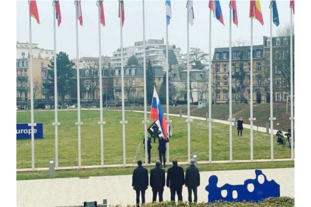 Rusiyanın dövlət bayrağı Avropa Şurasının qarşısından çıxarıldı