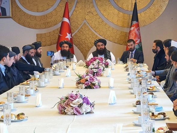 “Taliban” nümayəndəsinin bu hərəkəti sosial mediada gündəm oldu — FOTOLAR