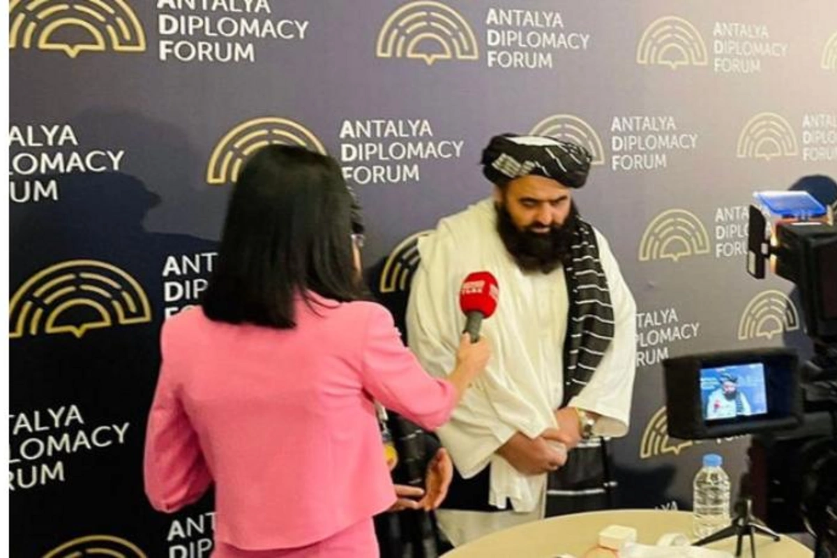 “Taliban” nümayəndəsinin bu hərəkəti sosial mediada gündəm oldu — FOTOLAR
