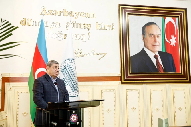 BDU-da “Vətən dili” dərsliyinin müzakirəsi keçirildi — FOTOLAR BDU-da “Vətən dili” dərsliyinin müzakirəsi keçirildi — FOTOLAR