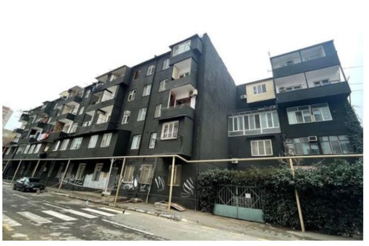 Bakıda binanın qara rəngə boyanması ilə bağlı AÇIQLAMA