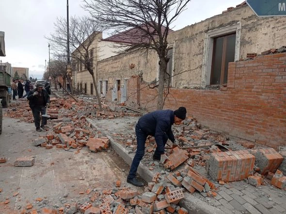 Güclü külək hasarı nənə və nəvənin üzərinə aşırdı — FOTOLAR