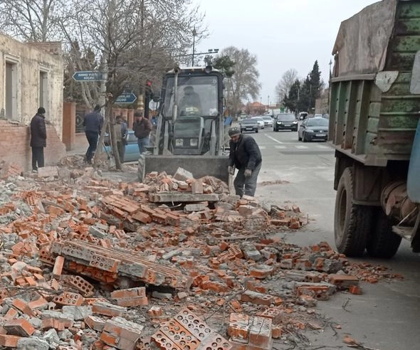 Güclü külək hasarı nənə və nəvənin üzərinə aşırdı — FOTOLAR