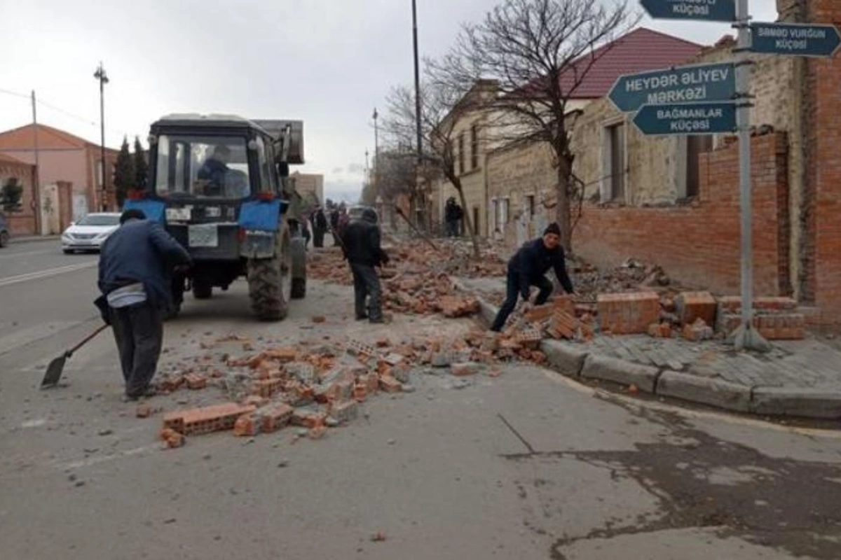 Güclü külək hasarı nənə və nəvənin üzərinə aşırdı — FOTOLAR