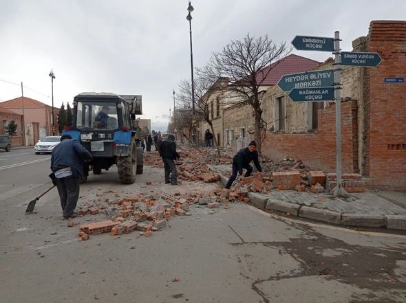 Güclü külək hasarı nənə və nəvənin üzərinə aşırdı — FOTOLAR